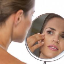 Nguyên nhân và cách xóa nếp nhăn vùng mắt hiệu quả